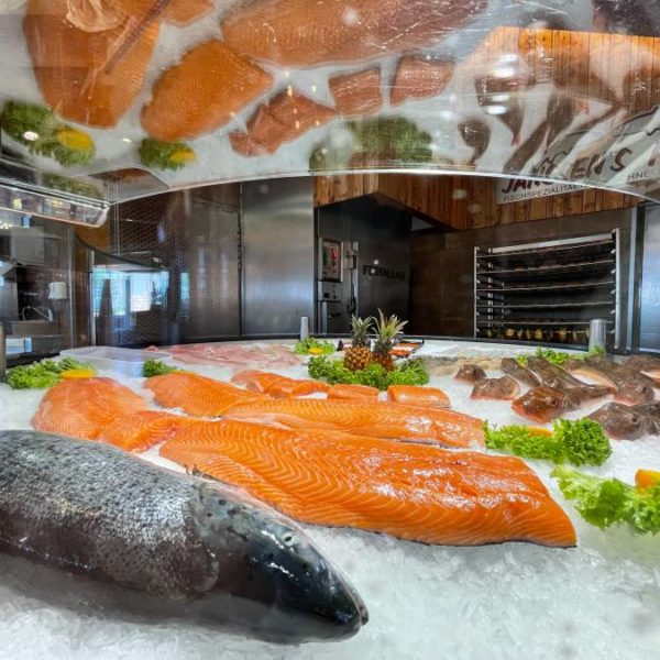 Frischfischtheke mit Lachs