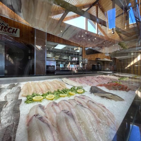 Frischfischtheke mit Matjes