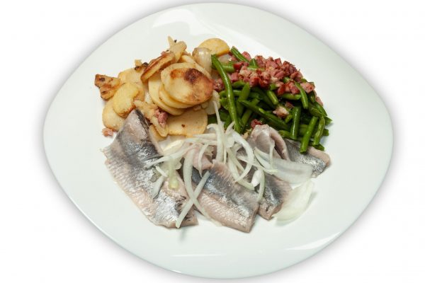 Matjes mit Speckbohnen und Bratkartoffeln
